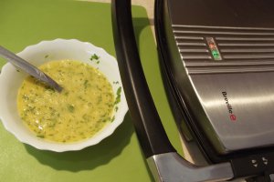 Rulou de omleta cu verdeata si carnat de casa