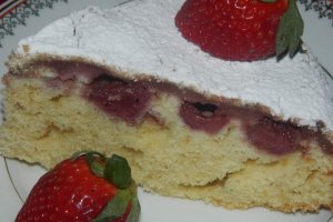 Prajitura rasturnata cu capsuni si biscuiti - Reteta delicioasa cu fructe