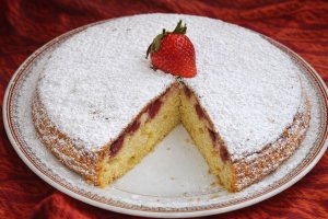 Prajitura rasturnata cu capsuni si biscuiti - Reteta delicioasa cu fructe
