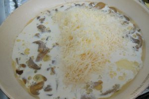 Penne cu ciuperci si sos alb cu branzeturi