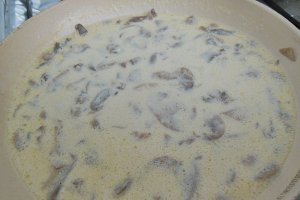 Penne cu ciuperci si sos alb cu branzeturi