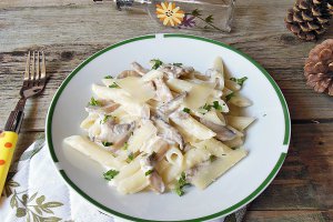 Penne cu ciuperci si sos alb cu branzeturi