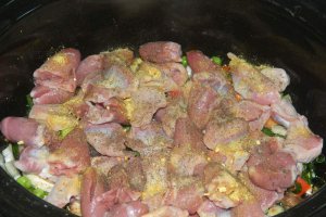 Pipote si inimi de pui cu gnocchi la slow cooker Crock-Pot