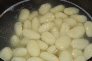Pipote si inimi de pui cu gnocchi la slow cooker Crock-Pot