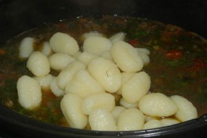 Pipote si inimi de pui cu gnocchi la slow cooker Crock-Pot