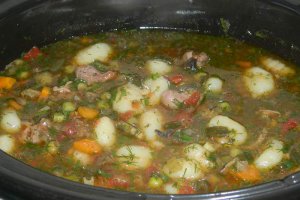 Pipote si inimi de pui cu gnocchi la slow cooker Crock-Pot
