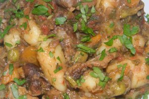 Pipote si inimi de pui cu gnocchi la slow cooker Crock-Pot