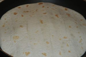 Lipie umpluta cu peste afumat si ciuperci