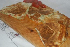 Lipie umpluta cu peste afumat si ciuperci