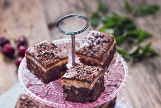 Negresa cu ciocolata neagra, nuca si crema de mascarpone