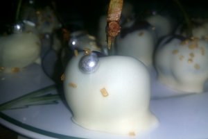 Cirese inrobate in ciocolata alba