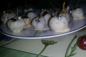 Cirese inrobate in ciocolata alba