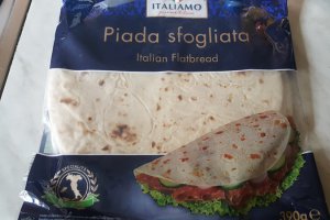 Piadina con salame e mozzarella