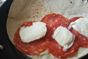 Piadina con salame e mozzarella