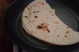 Piadina con salame e mozzarella