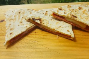 Piadina con salame e mozzarella