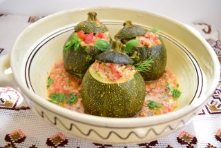 Zucchini rotunzi umpluti cu carne si legume