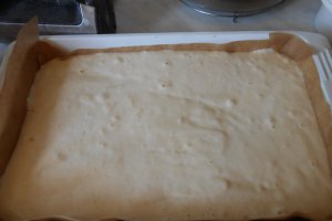 Prajitura rasturnata cu visine si sos de ciocolata