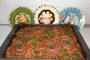 Varza cu rosii si ceapa verde  si carnati de Plescoi