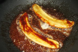 Banane caramelizate cu inghetata de vanilie