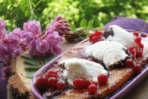 Banane caramelizate cu inghetata de vanilie