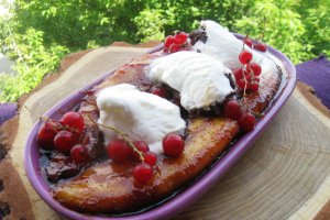 Banane caramelizate cu inghetata de vanilie