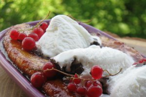 Banane caramelizate cu inghetata de vanilie