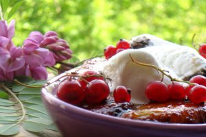 Banane caramelizate cu inghetata de vanilie