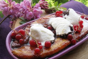 Banane caramelizate cu inghetata de vanilie
