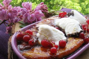 Banane caramelizate cu inghetata de vanilie