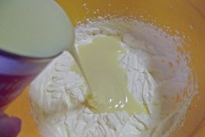 Inghetata cu caise, nuci si caramel