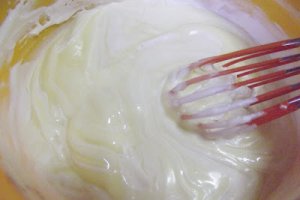 Inghetata cu caise, nuci si caramel