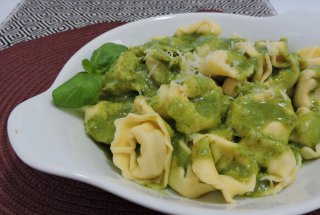 Tortelini cu branza si sos pesto