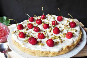 Tarta cu cirese si crema de vanilie cu mascarpone