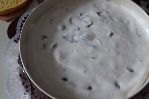 Tort cu crema de iaurt, cirese si capsuni