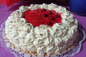 Tort cu crema de iaurt, cirese si capsuni