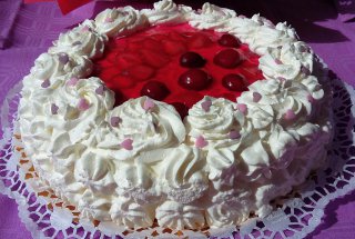 Tort cu crema de iaurt, cirese si capsuni