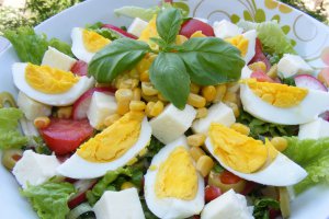 Salată cu ouă și telemea
