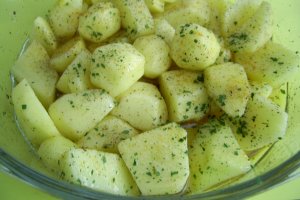 Cartofi noi cu lamaie la cuptor