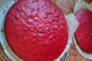 Tort Catifea rosie cu capsuni