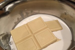 Parfait cu ciocolata alba si fructe de padure