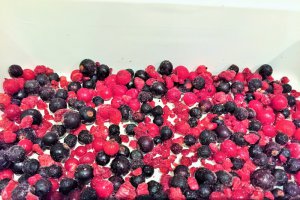 Parfait cu ciocolata alba si fructe de padure