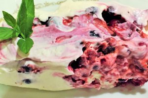 Parfait cu ciocolata alba si fructe de padure