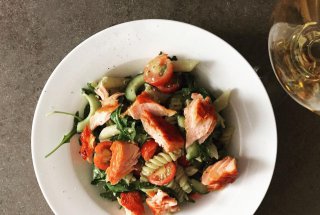 Salata de vara cu paste si somon afumat la cald