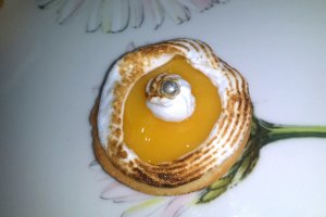 Mini tarte cu lamaie si bezea
