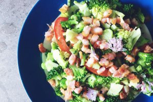 Salata de broccoli cu branza Feta si flori de chives