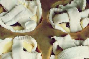 Cosulete cu cirese și crema de branza