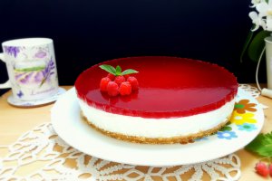 Cheesecake cu jeleu de zmeura