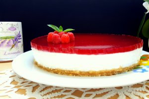 Cheesecake cu jeleu de zmeura