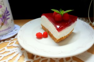 Cheesecake cu jeleu de zmeura